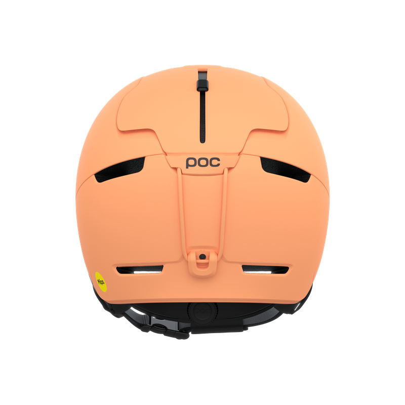 Pfirsichfarbener Skihelm von hinten mit Entlüftungsschlitzen und MIPS-Aufkleber. Das POC-Logo ist zentral über dem Nacken zu sehen.