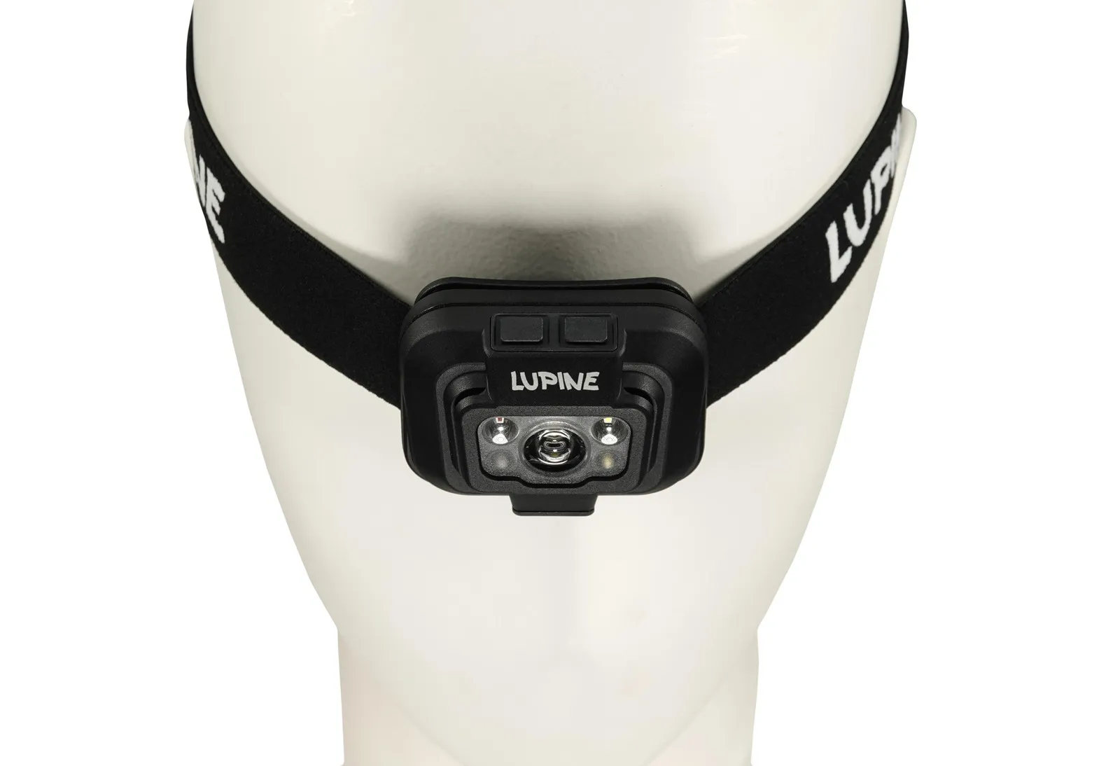 Gros plan de la lampe frontale Penta sur une tête blanche, avec un bandeau noir et l'inscription "Lupine".