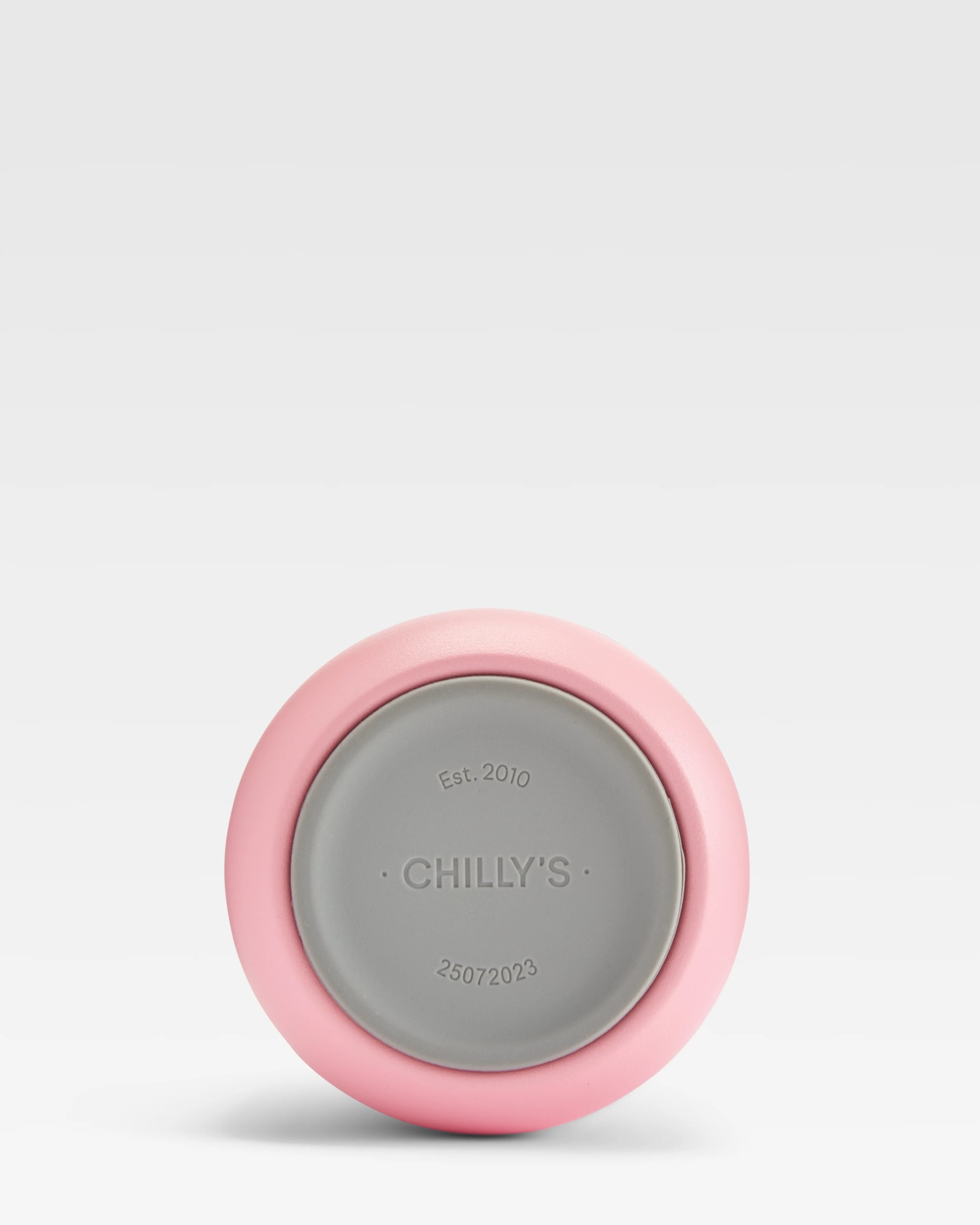 Gros plan sur le fond d'une Chillys Series 2 Flip Bottle en Ombre Sundown avec l'inscription.