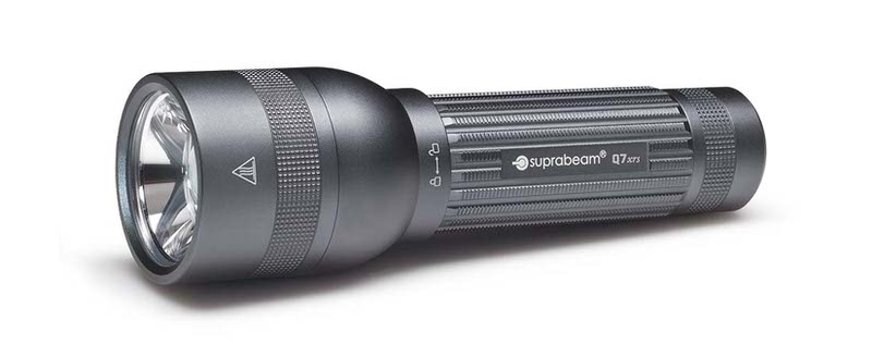 Graue Suprabeam Q7xrs Taschenlampe, liegend. Der Lampenkopf ist links, das Batteriefach rechts im Bild.