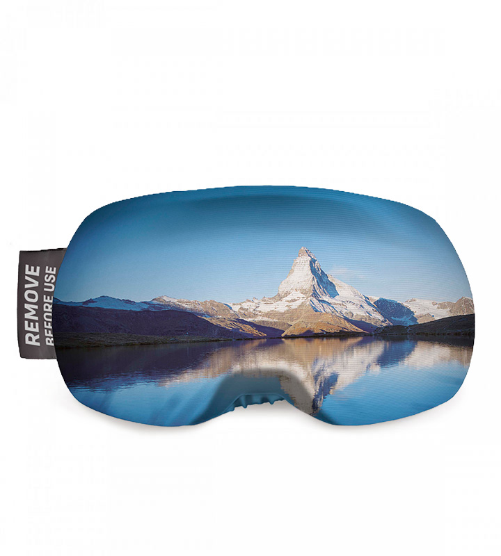 Skibrille mit Matterhorn-Motiv und Spiegelung im Wasser. Ein Zettel mit "Remove Before Use" hängt dran.