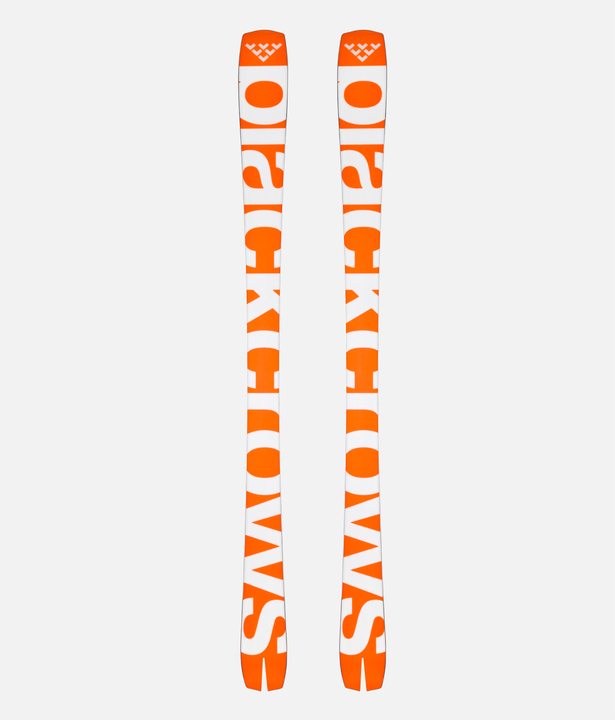 Deux skis Black Crows Mirus Cor avec des détails orange et l'inscription blanche "Black Crows".