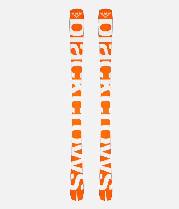 Deux skis Black Crows Mirus Cor avec des détails orange et l'inscription blanche "Black Crows".