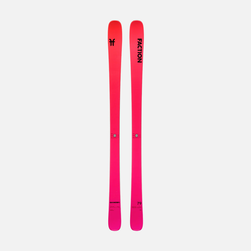Ein Paar Ski in Pink und Rot mit dem Schriftzug "Faction" und "Dancer 79" auf weißem Hintergrund.
