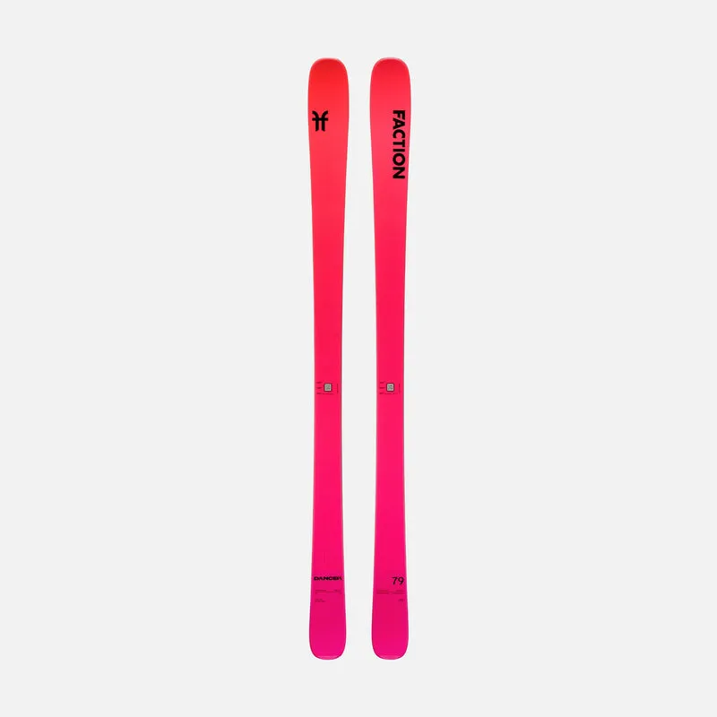Une paire de skis en rose et rouge avec l'inscription "Faction" et "Dancer 79" sur fond blanc.