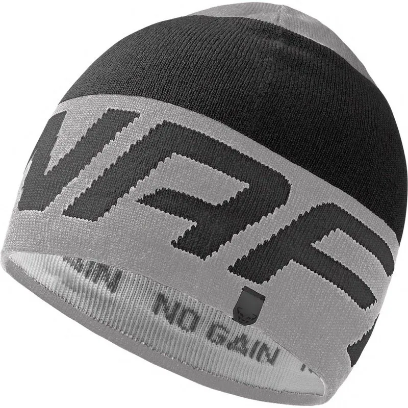 Grau-schwarze Dynafit Radical Beanie Mütze mit großem Dynafit-Logo und kleinem Totenkopf-Logo.