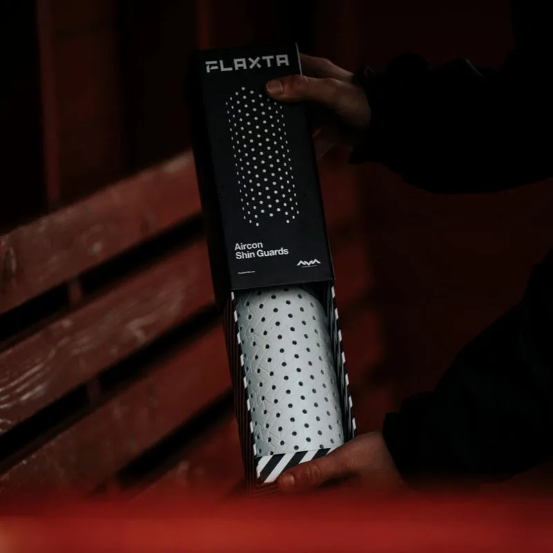Parastinchi Flaxta Aircon in confezione con motivo a punti, tenuti per mano.