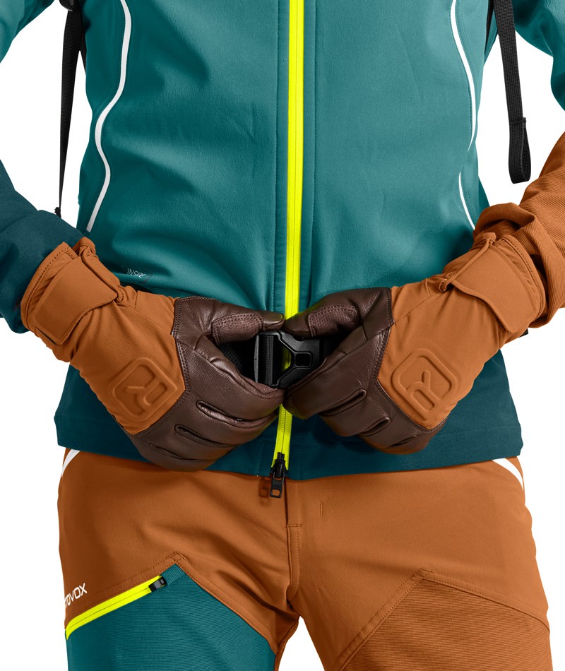 Person in Outdoor-Kleidung schliesst mit braunen Alpine Pro Handschuhen eine Schnalle.