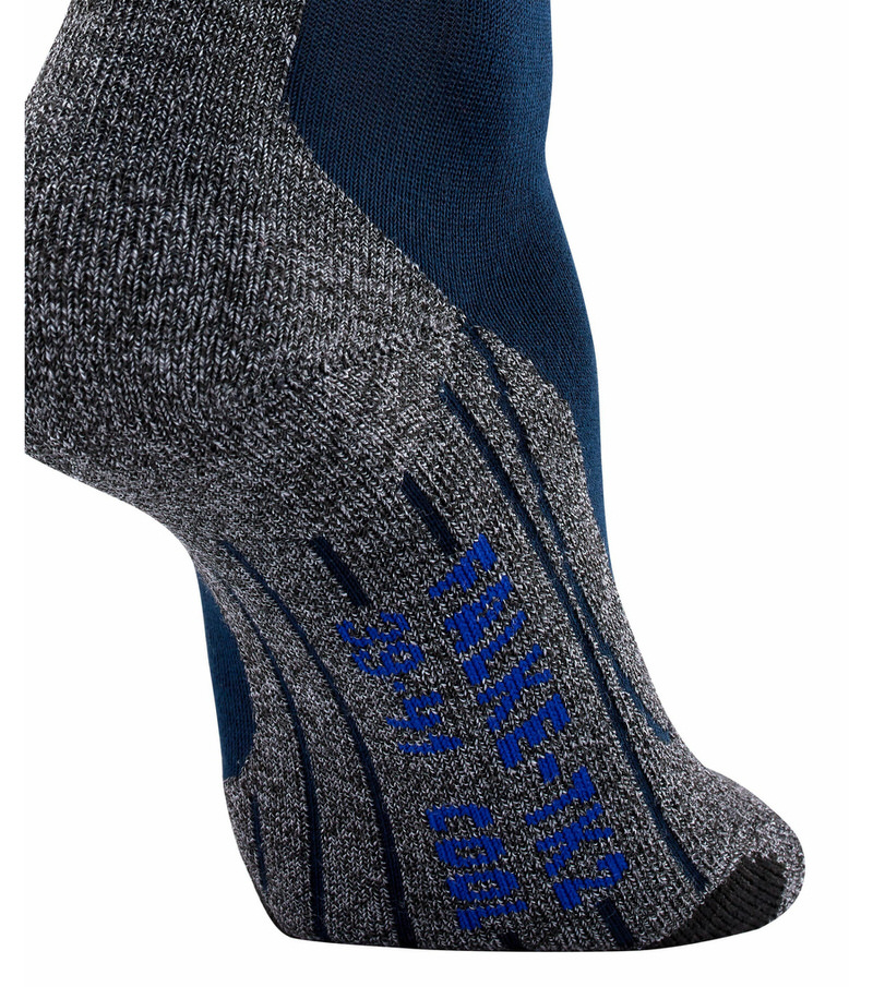 Nahaufnahme einer grauen Trekking Socke mit blauer Ferse und blauem Falke-Logo.
