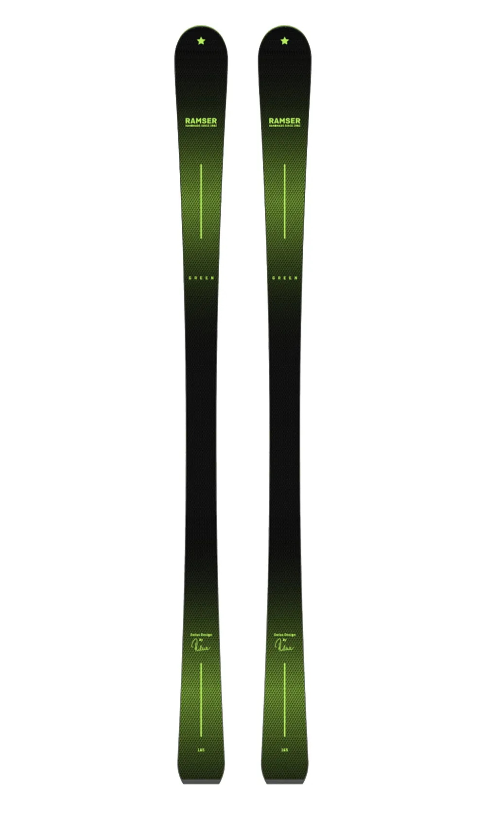 Deux skis Ramser Green LTD avec un dégradé vert et une étoile, debout sur un fond blanc.