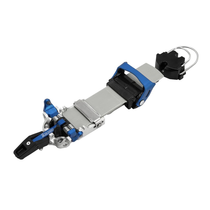 Silber-blaue Ski-Tourenbindung aus Metall, diagonal von oben rechts nach unten links. Links der Zehenbereich mit zwei blauen Hebeln und Federn. Lange silberne Schiene zum Fersenteil mit schwarzem Drehkopf und Drahtbügeln. Marke "2 DESIGNS".