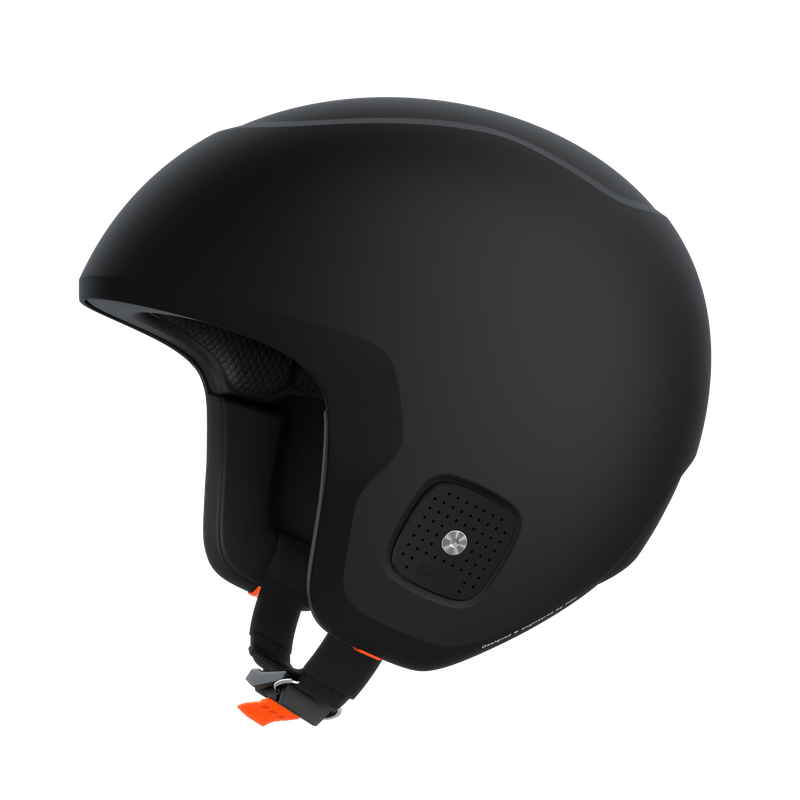 Schwarzer Skihelm mit Kinnriemen und orangen Akzenten, isoliert vor weißem Hintergrund.