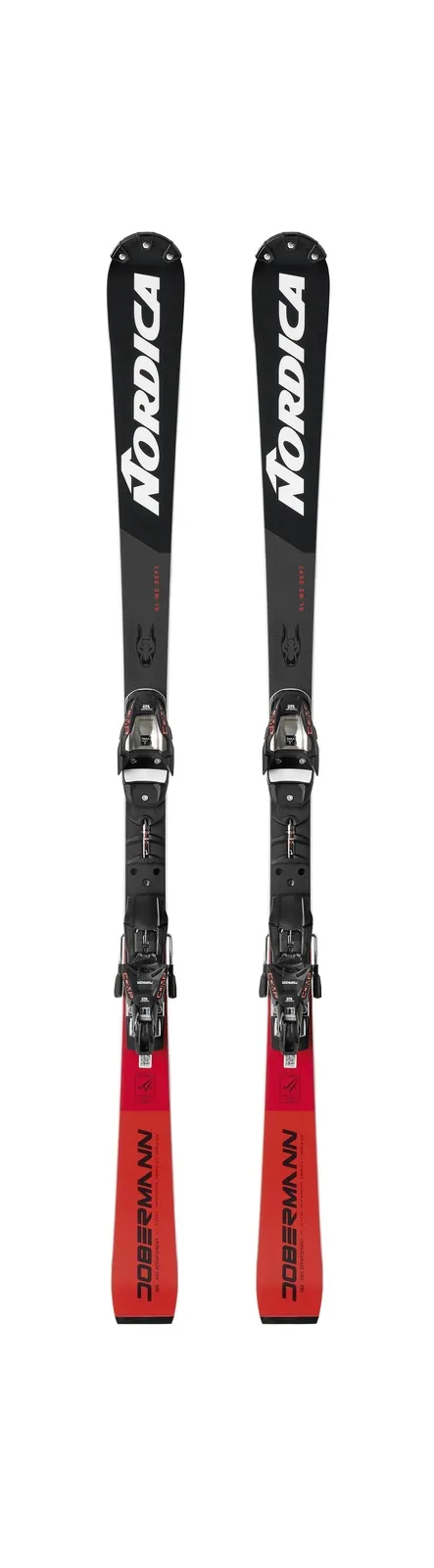 Due sci, nero e rosso, Marker Nordica e Dobermann, in piedi su uno sfondo bianco.