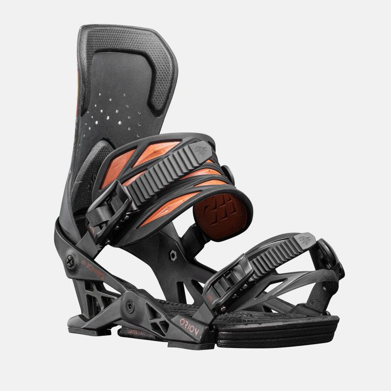 Schwarze Jones Orion Snowboardbindung mit orangefarbenen Akzenten, seitliche Ansicht auf weißem Hintergrund.