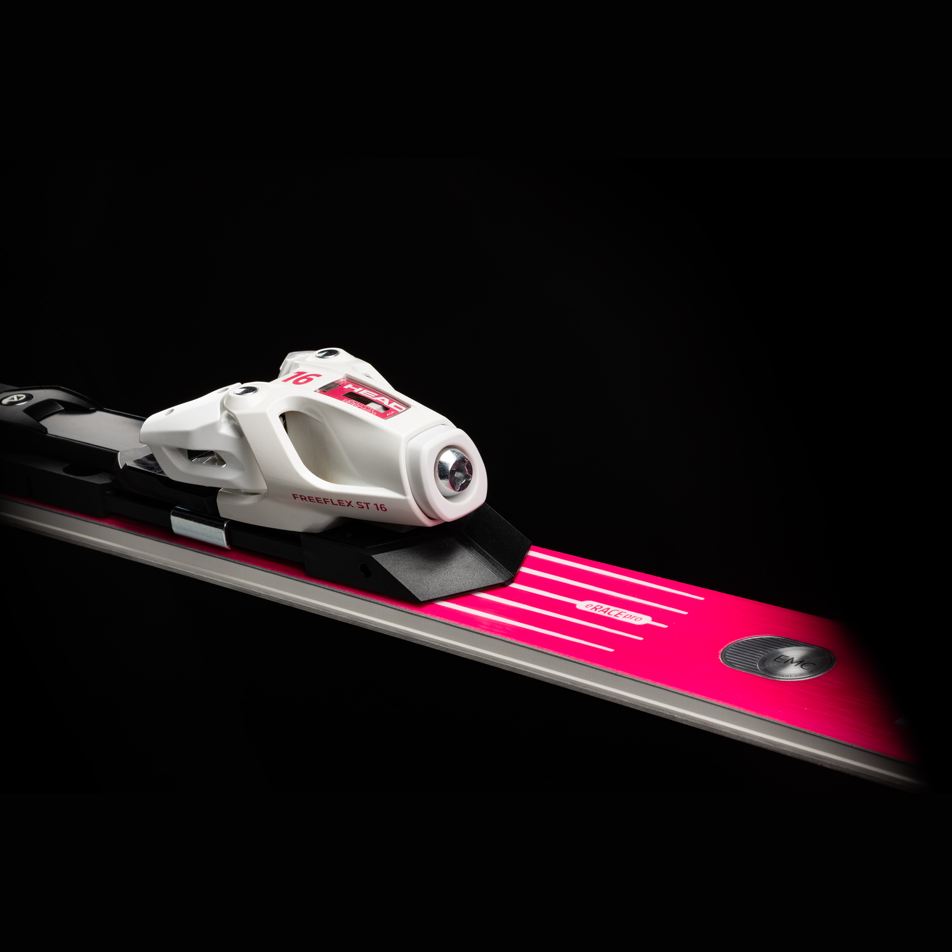 Nahaufnahme von Head WC Rebels e-Race Pro Ski mit Freeflex 14 GW Bindung in Pink, Seitenansicht.