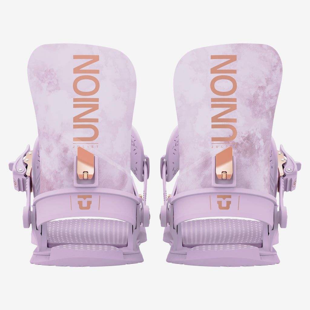 Zwei lila Union Juliet Snowboardbindungen mit Tie Dye Muster, von hinten fotografiert, auf weißem Hintergrund.