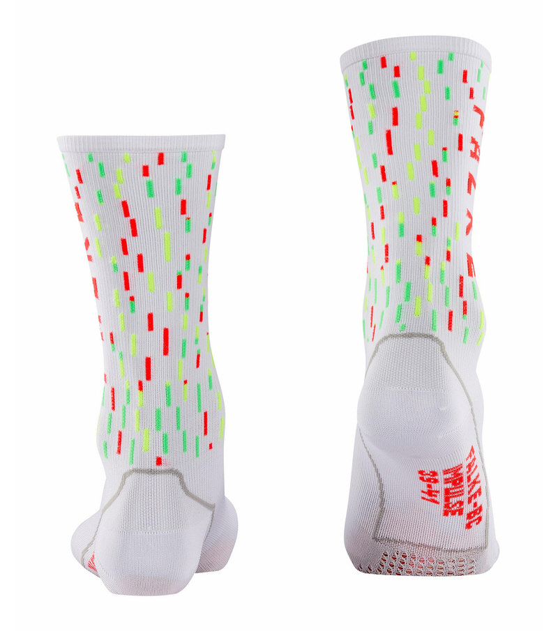 Weiße BC Impulse Peloton Socken mit roten, grünen und gelben Strichen. Sicht auf die Rückseite der Socken.