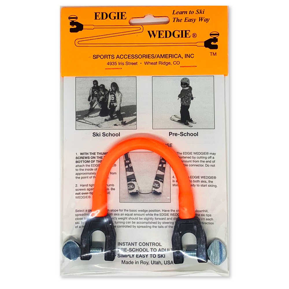 Original Orange Edgie Wedgie in Verpackung. Das orangefarbene Skihilfe-Gummi verbindet die Skispitzen.
