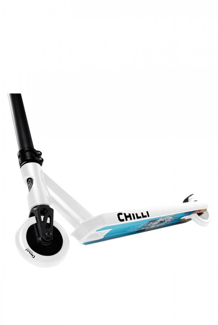 Weisser Chilli Pro Scooter Archie Cole mit schwarzer Lenkstange und blau-weissen Grafiken auf dem Deck.