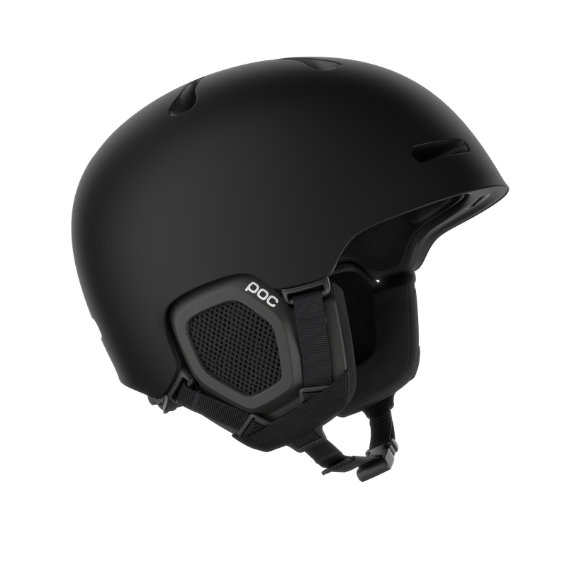 Ein mattschwarzer Skihelm der Marke POC von der Seite. Er hat Belüftungslöcher und einen verstellbaren Kinnriemen.