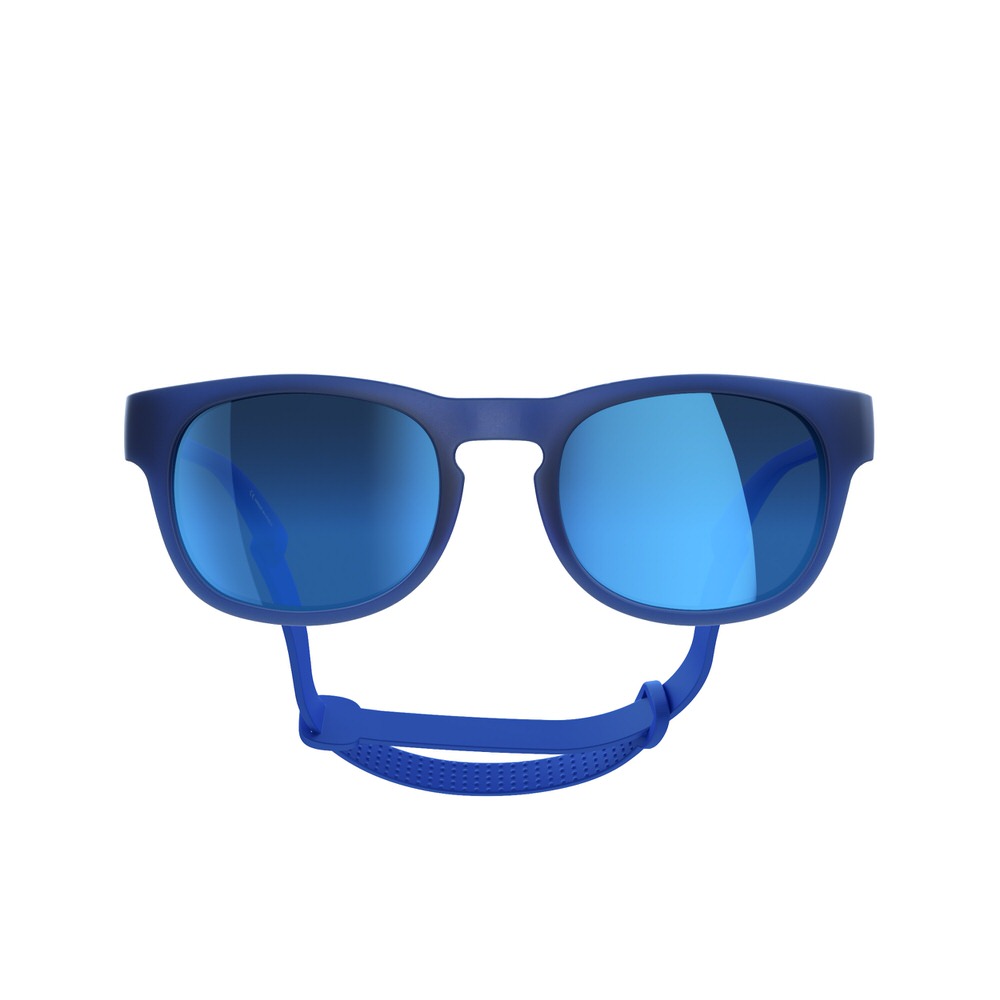 Lunettes de soleil bleues pour enfants Lunettes de soleil bleues Pocito Evolve pour enfants avec verres miroirs bleus et bande de maintien bleue, de face sur fond blanc.