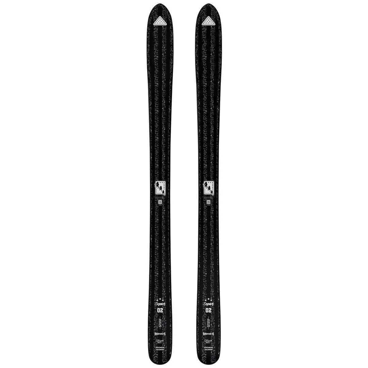 Zwei schwarze Skier mit weißen Schriftzügen und Symbolen, die parallel zueinander aufgereiht sind.