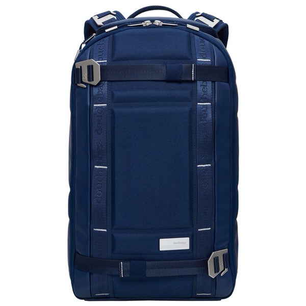 Blauer Douchebags Rucksack mit Riemen und Metallschnallen, Frontansicht.