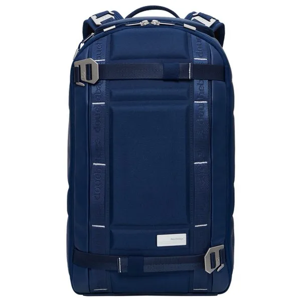 Blauer Douchebags Rucksack mit Riemen und Metallschnallen, Frontansicht.