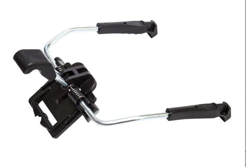 Rottefella NTN Skibremse Nahaufnahme eines Rottefella NTN Freeride Skibremse mit 95 mm Breite. Die Bremse hat eine schwarze Halterung mit silbernen Metallarmen und schwarzen Endstücken.