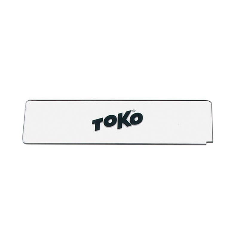 Weiße, rechteckige Toko Plexi Blade zum Abziehen von Wachs mit Logo.
