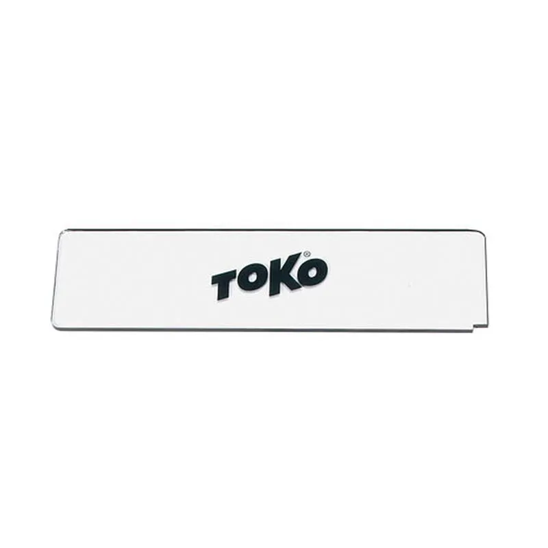 Weiße, rechteckige Toko Plexi Blade zum Abziehen von Wachs mit Logo.