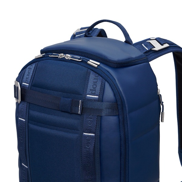 Detailansicht: Douchebags The Backpack Deep Sea Blue Leather mit Tragegriff und seitlichen Trägern.