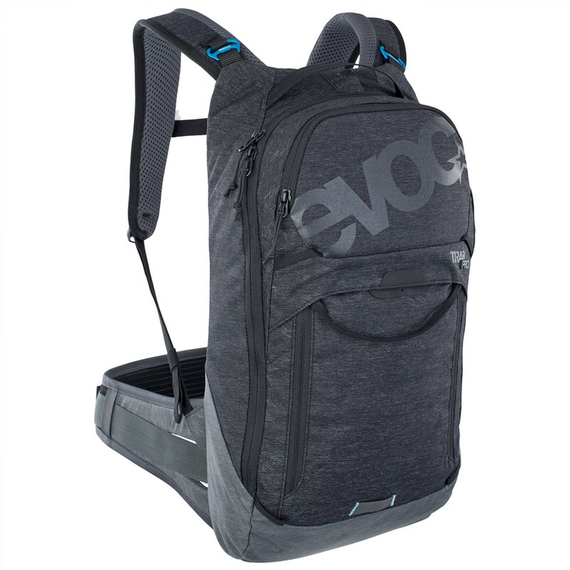 Sac à dos gris foncé Evoc Trail Pro 10L avec bretelles et ceinture, fermetures éclair latérales.
