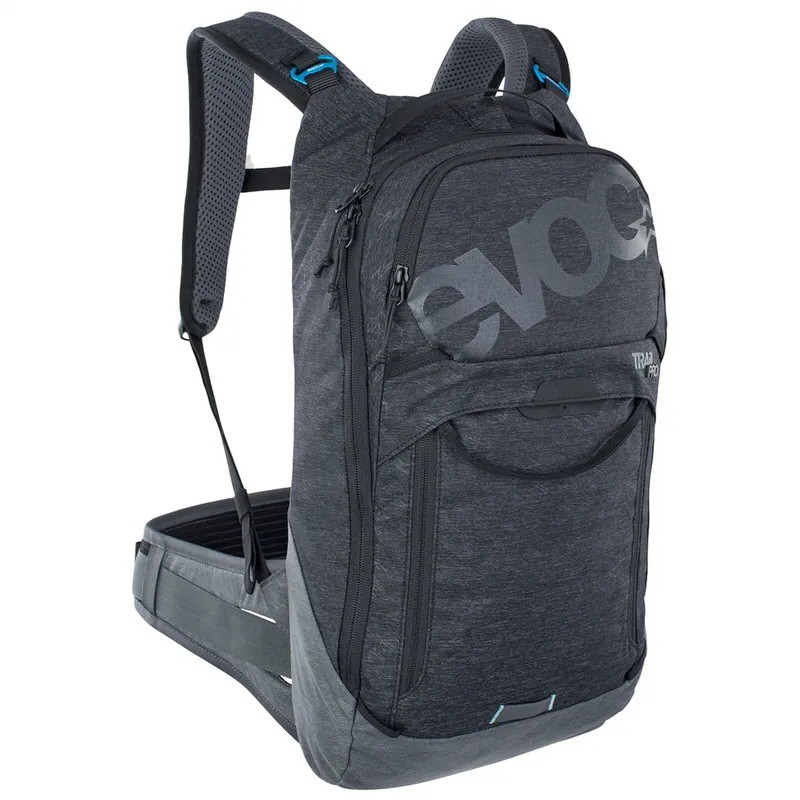 Zaino Evoc Trail Pro 10L, grigio scuro, con spallacci e cintura sul fianco, cerniere laterali.