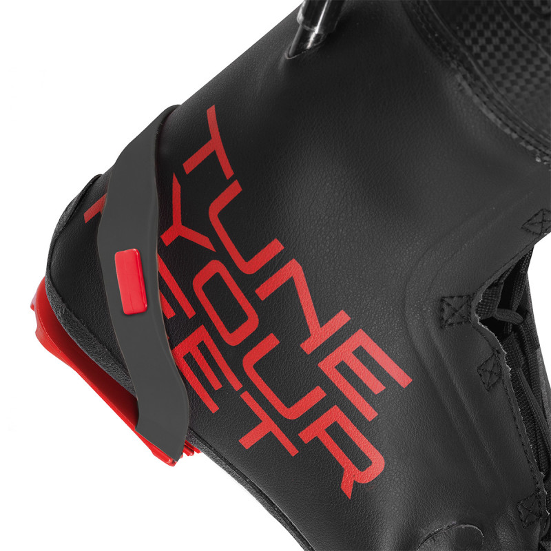 Detailaufnahme vom Skischuh-Innenschuh mit FIX 4 HEEL Fersenhalt-System in Schwarz und Rot. Fokus auf Fersenbereich.
