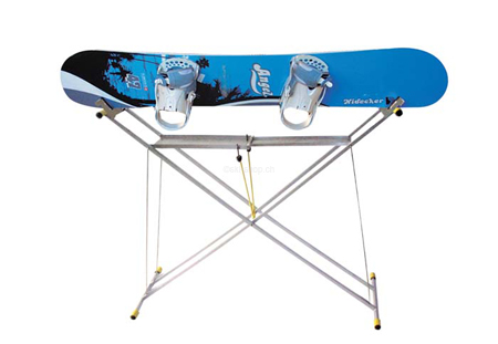 Blaues Snowboard auf Tisch Blaues Snowboard auf silbernem, klappbarem Servicetisch mit gelben Akzenten vor weißem Hintergrund.