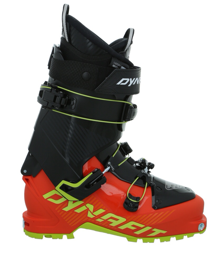 Ein Dynafit Seven Summits Tourenschuh in Schwarz und Orange, seitliche Ansicht.
