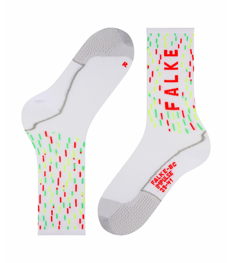 Weiße Socken mit bunten Strichen und "FALKE"-Schriftzug. Eine Socke liegt, die andere steht.