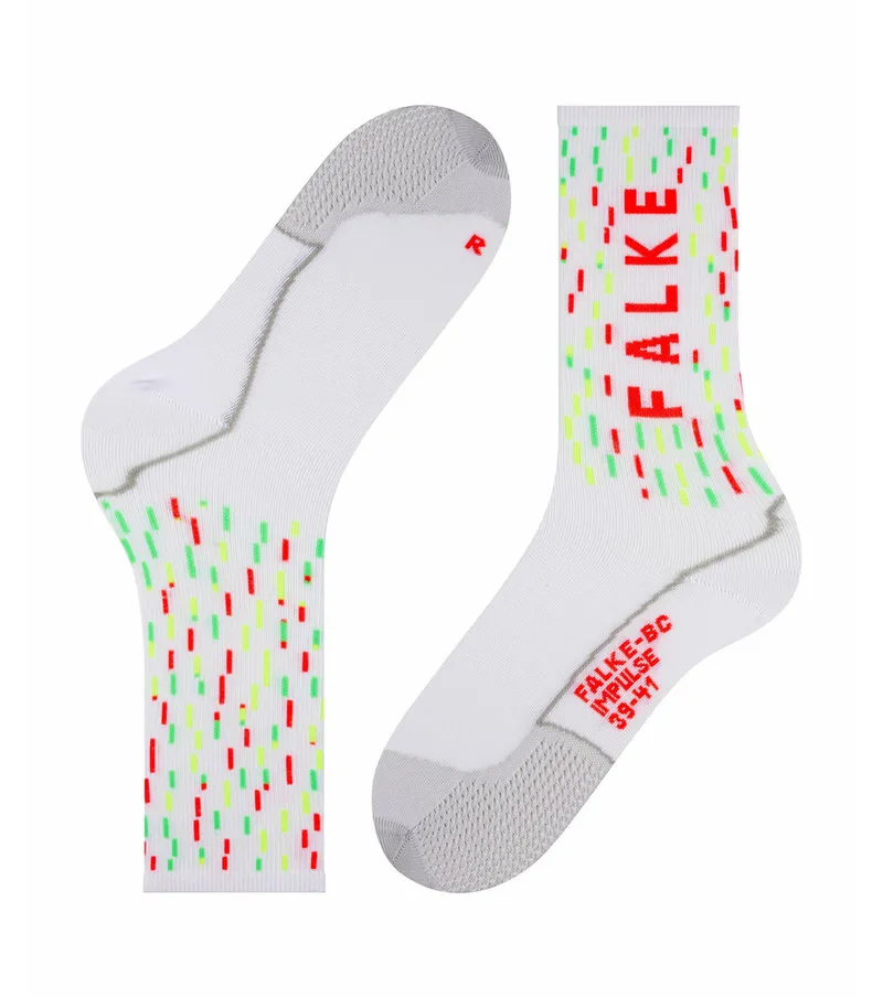 Weiße Socken mit bunten Strichen und "FALKE"-Schriftzug. Eine Socke liegt, die andere steht.