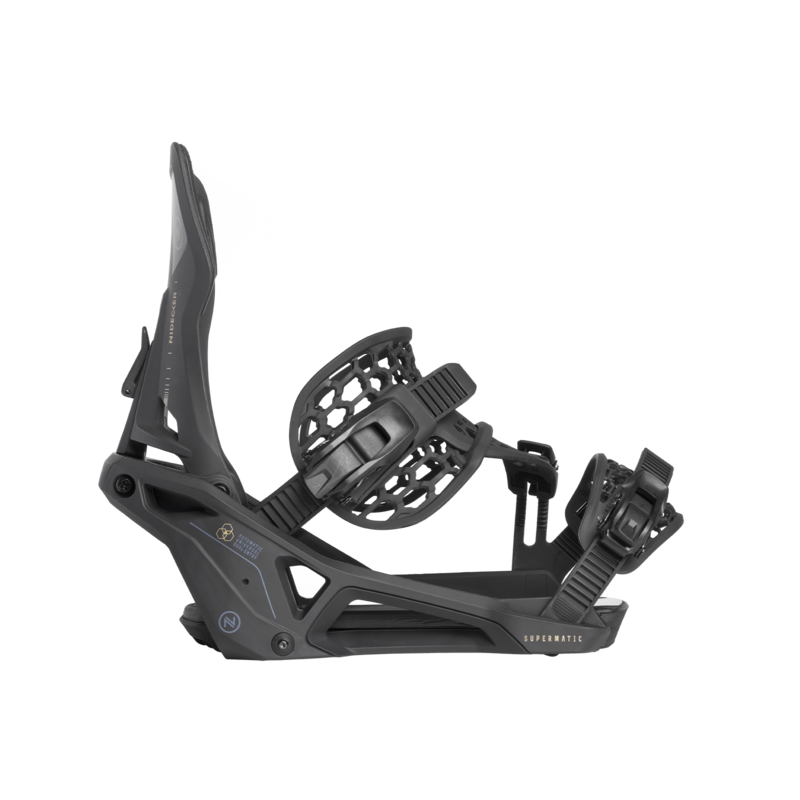 Detailansicht einer schwarzen Nidecker Supermatic Snowboard Bindung vor einem weißen Hintergrund.