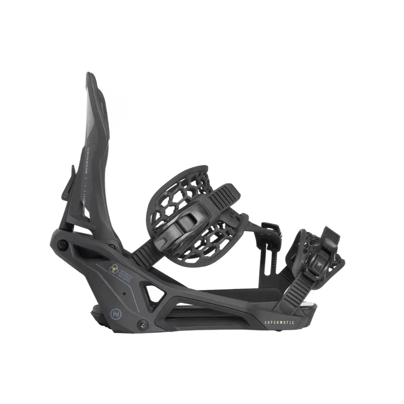 Detailansicht einer schwarzen Nidecker Supermatic Snowboard Bindung vor einem weißen Hintergrund.