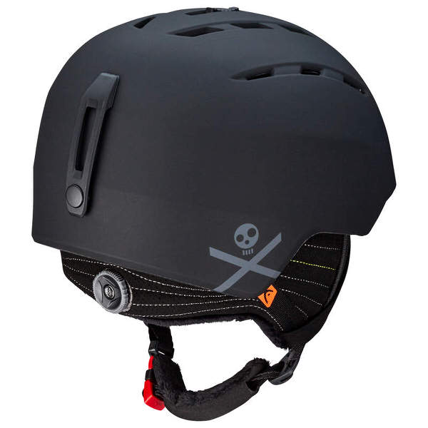 Schwarzer Ski-Helm Head Varius mit Belüftung, Ohrenpads, Schädel-Logo und rotem Verschluss.