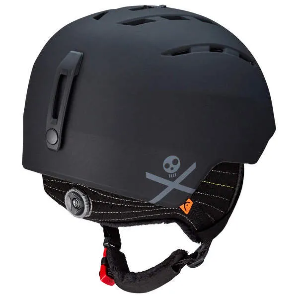 Schwarzer Ski-Helm Head Varius mit Belüftung, Ohrenpads, Schädel-Logo und rotem Verschluss.