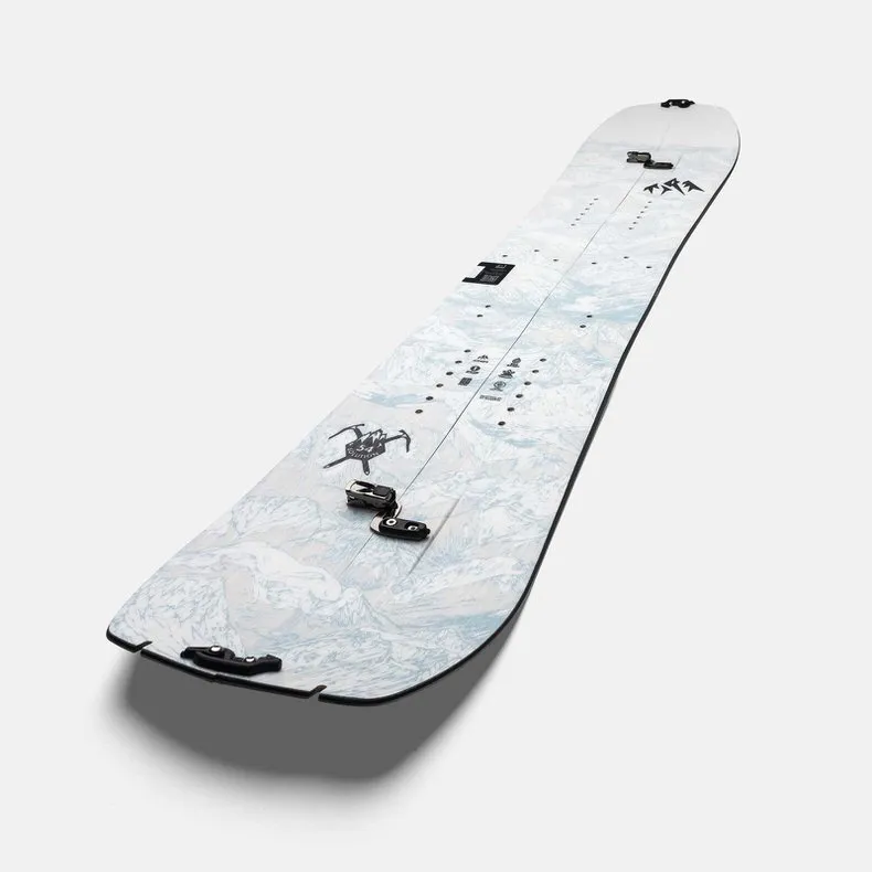 Ein geteiltes Jones Solution Splitboard mit Bergmuster und schwarzen Beschlägen liegt diagonal im Raum.