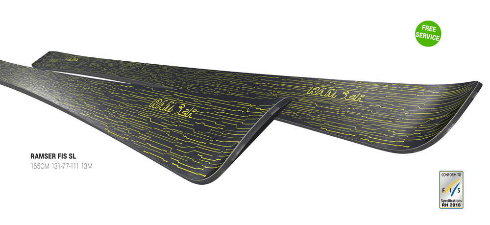 Schwarze Ski mit RAMSER Zwei Ski, schwarz mit gelbem Schaltungsmuster, liegen übereinander. Der Markenname "RAMSER" ist in Gelb aufgedruckt.