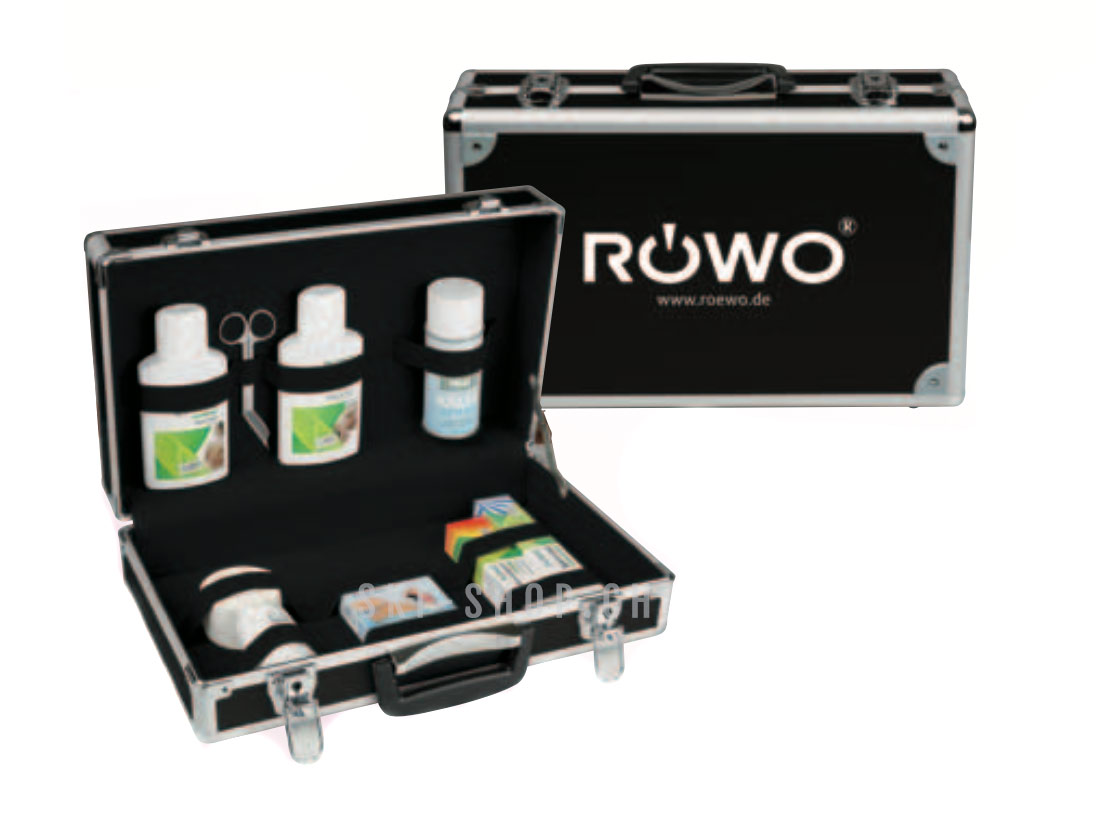 Röwo Sportbetreuer Koffer Geöffneter Röwo Sportbetreuer Koffer mit Inhalt, daneben ein geschlossener Koffer mit Röwo-Logo.
