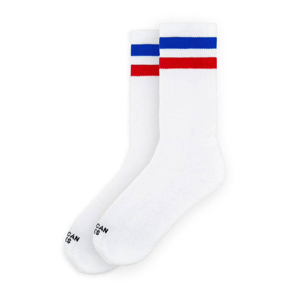 Weiße Mid High Socken mit roten und blauen Streifen am Bund.