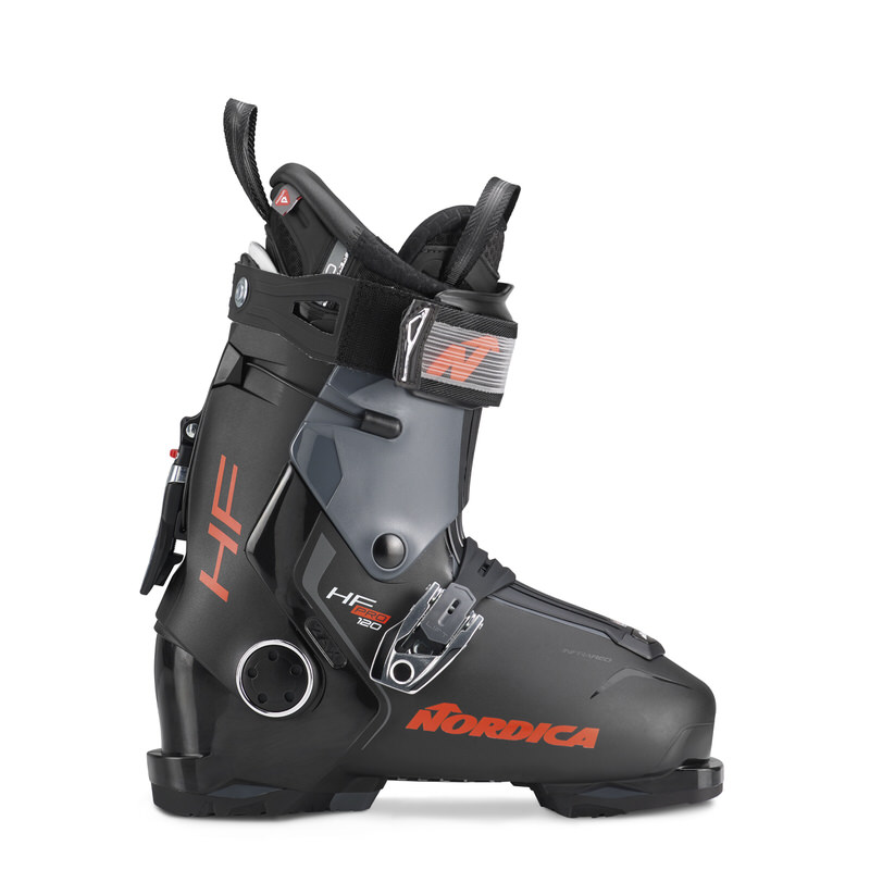 Schwarzer Nordica HF 110 GW Skischuh mit roten Details in Seitenansicht.