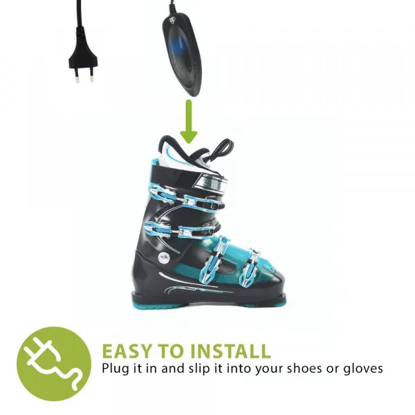 Le sécheur de chaussures UV est introduit dans une chaussure de ski, la flèche verte indique la direction.