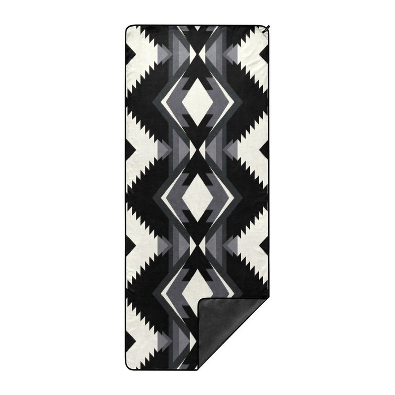 Handtuch im Daydream-Design: Abstrakte, monochrome Muster in Schwarz-, Weiß- und Grautönen.